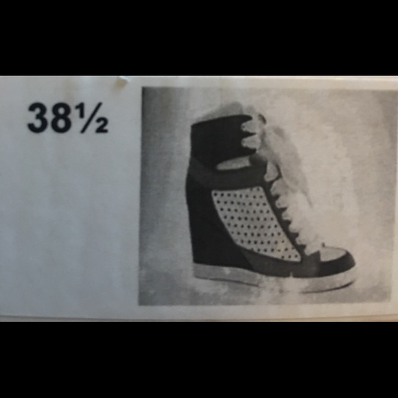 Shoes - Picture 4 of 4